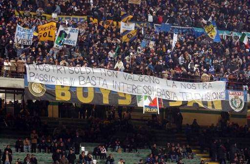  国米北看台发布震撼TIFO，致敬传奇球星  